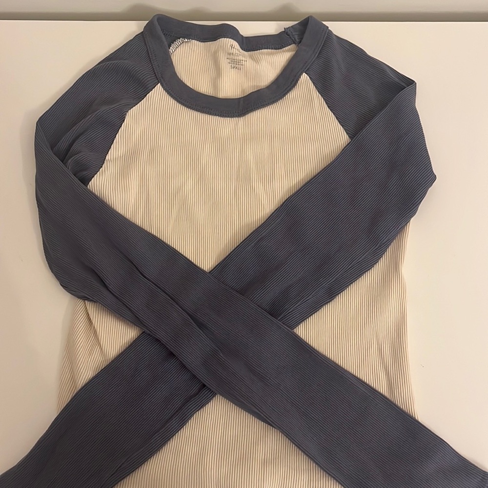 Color deferring Brandy Melville top very cute and barely worn, very flattering